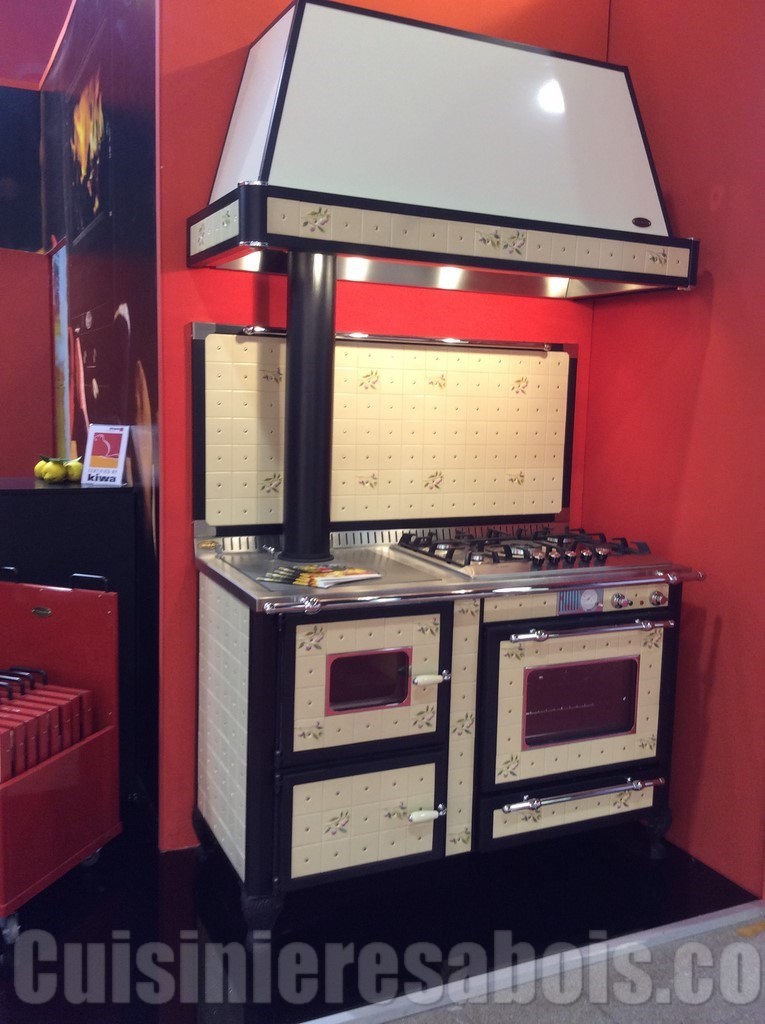 Cuisinière à bois Wekos 135 LGE Arnica carrelée avec hotte et panneau mural