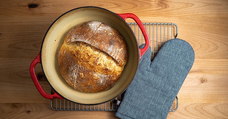 pain à la cocotte dans cuisinière à bois