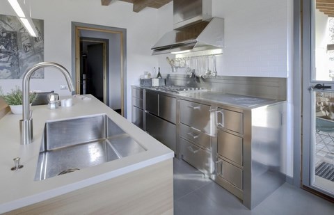 Les plans de travail et meubles en acier